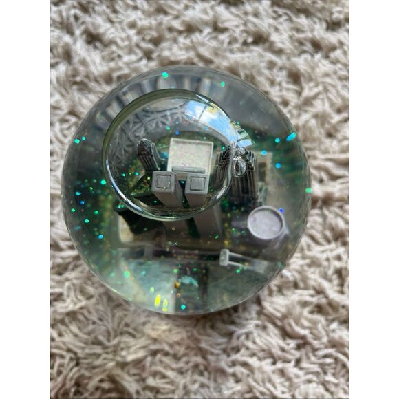 Vintage Bloomingdale's NYC Pre 9/11 Twin Towers Musical/Revolving Snow Globe - Picture 2 of 11